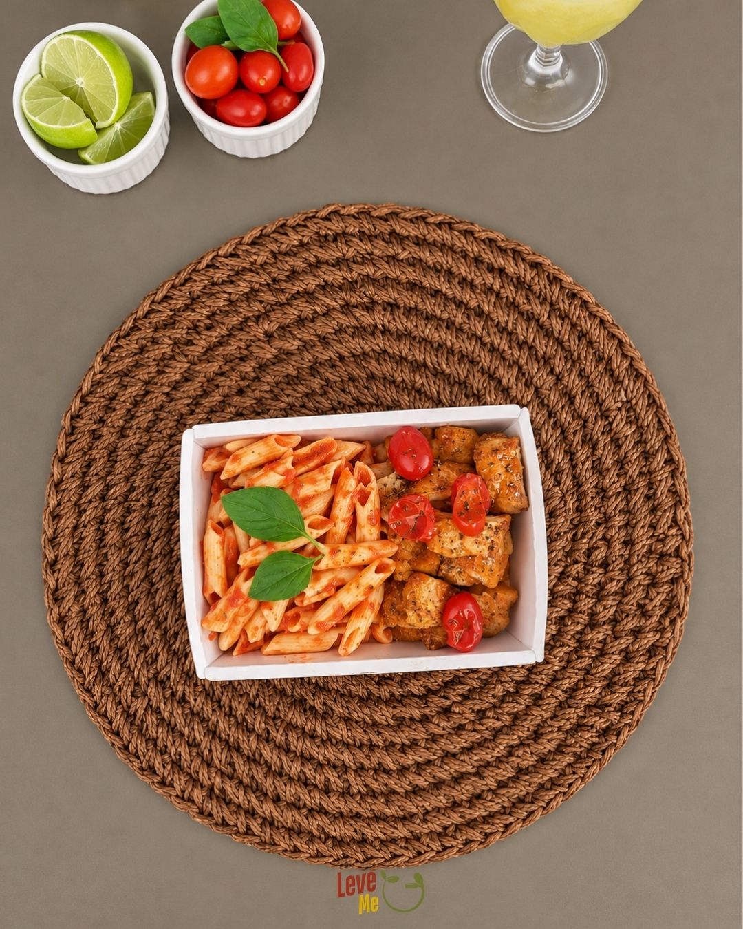 400g - Filé de Sobrecoxa Assada com Penne de Arroz ao Molho Sugo | Sem Legumes