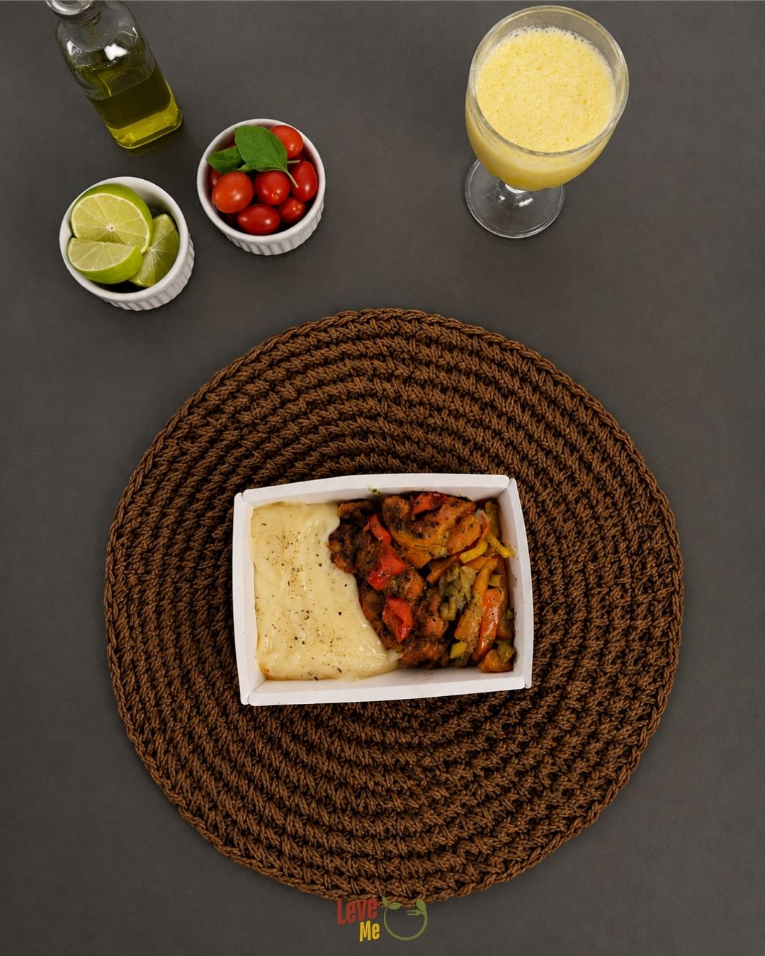 400g - Filé de Sobrecoxa Assada, Purê de Aipim e Mix Mediterrâneo de Legumes