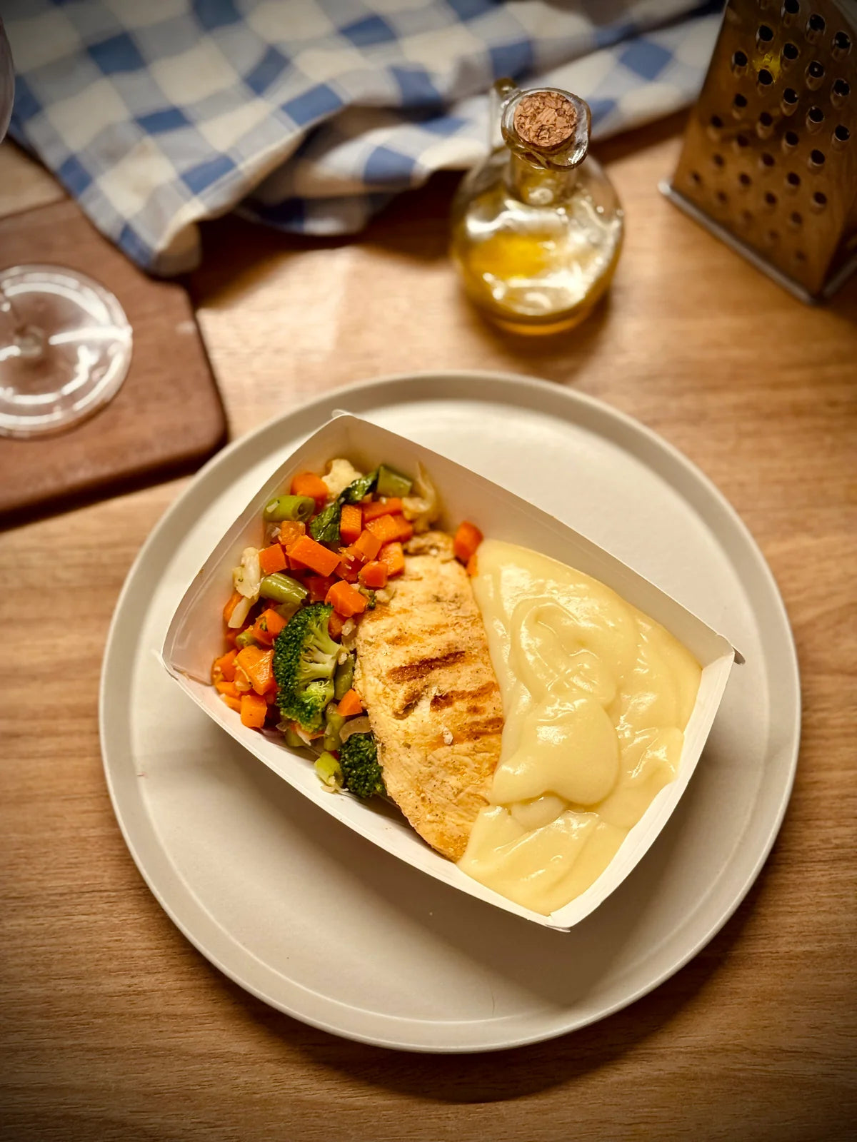 400g - Filé de Frango Grelhado, Purê de Batata e Mix Mediterrâneo de Legumes