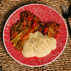 400g - Filé de Sobrecoxa Assada, Purê de Aipim e Mix Mediterrâneo de Legumes