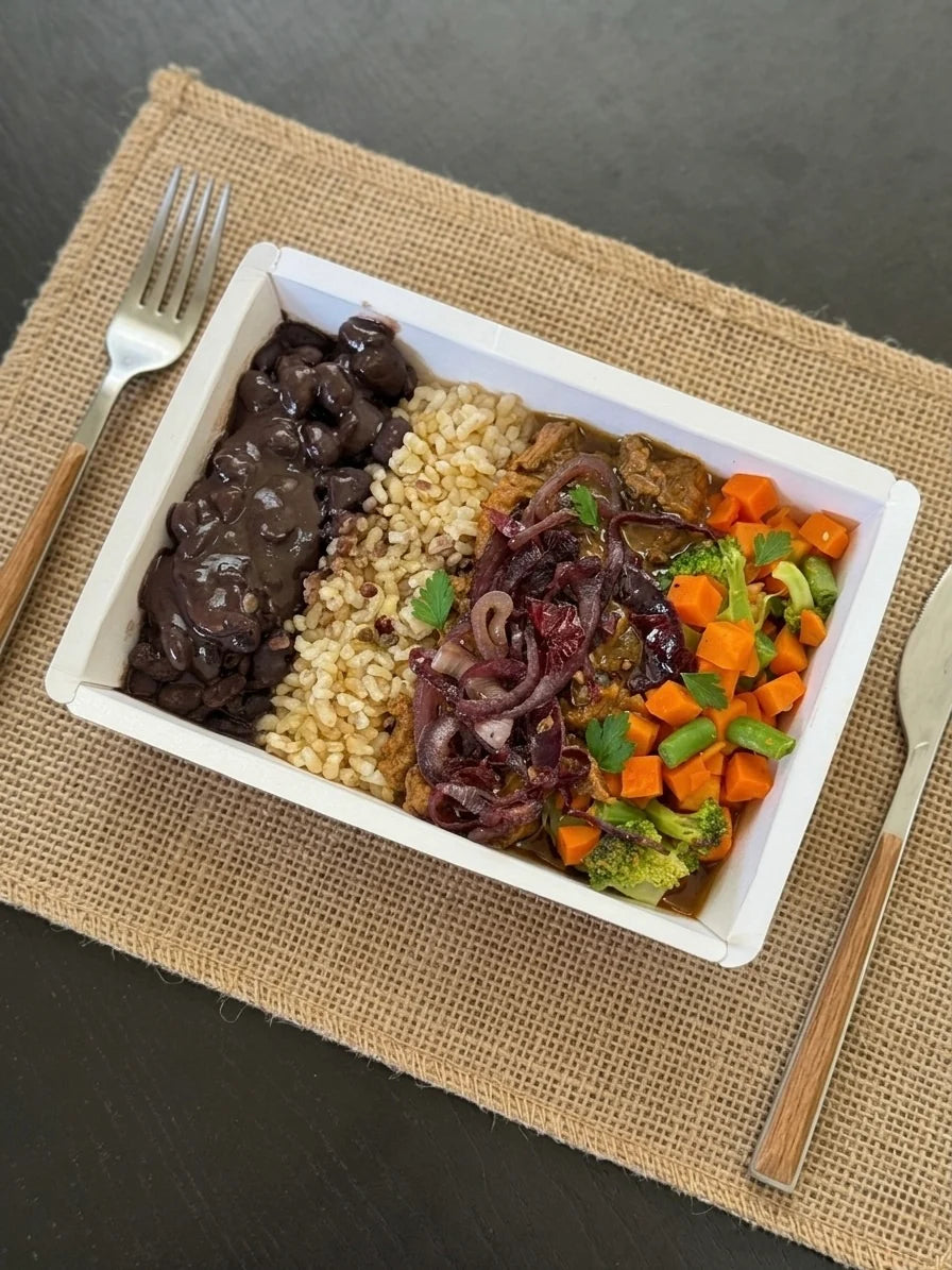 400g - Iscas de Alcatra, Arroz Cateto Integral, Feijão Preto e Mix Selecionado de Legumes